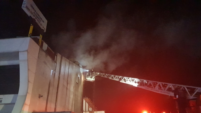 Kocaeli'de oto tamir atölyesinde yangın